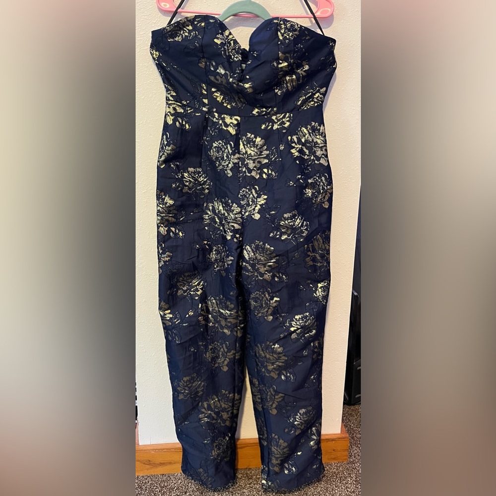 Strapless Jumpsuit with Gold Floral Design
Brand: SHEIN
Size: L
Color: Navy Blue
